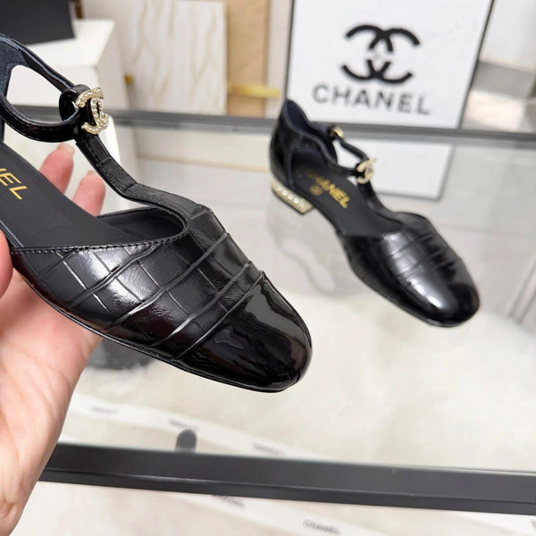 Sandales plates CC 26s en cuir de vachette verni noir 183576