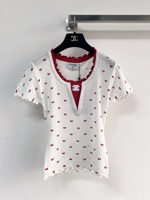 Chanel 2026 Chemisier en laine blanc et rouge à encolure en V et ourlet festonné
