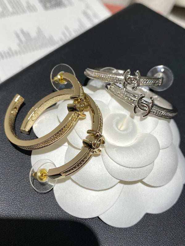 Boucles d'oreilles créoles circulaires os de serpent CC Double C