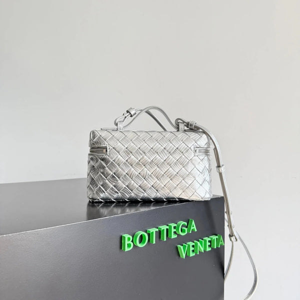Bottega Veneta 2026 Bang Bang Vanity Case 22cm Cuir Laminé Argenté 137084