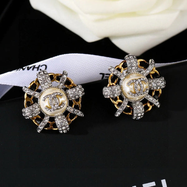 Boucle d'oreille clou mini CC en or et diamant noir