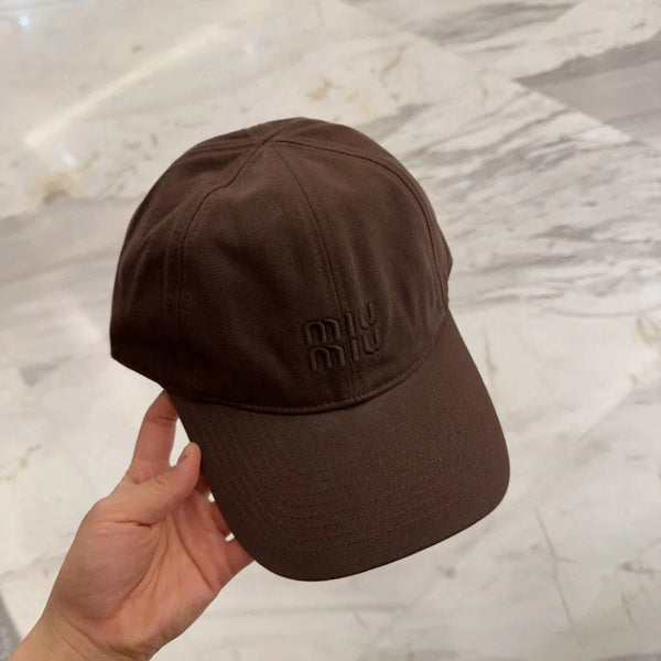 CAPPELLINO DA BASEBALL MM IN TESSUTO MARRONE SCURO CON LOGO RICAMATO STILE 7
