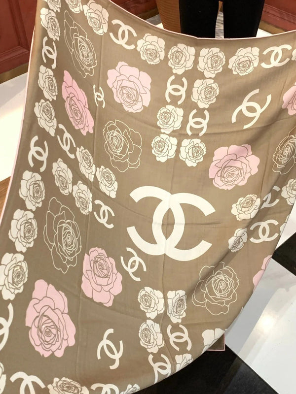 ÉCHARPE CHANEL 25S 140 CM EN CACHEMIRE ET SOIE 943337