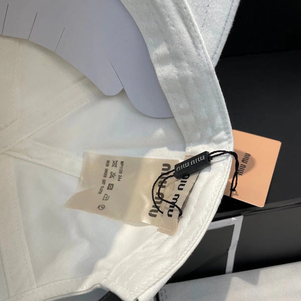 MM BASEBALL CAP IN WHITE FABRIC BRAND EMBROIDERY