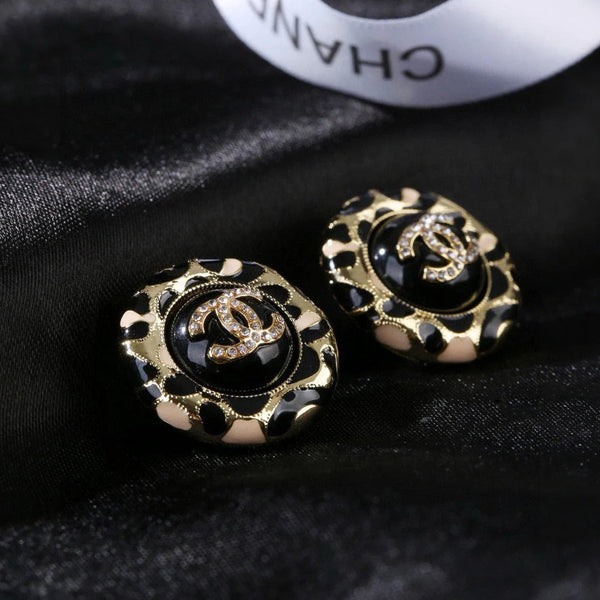 Boucles d'oreilles CC en émail noir et doré