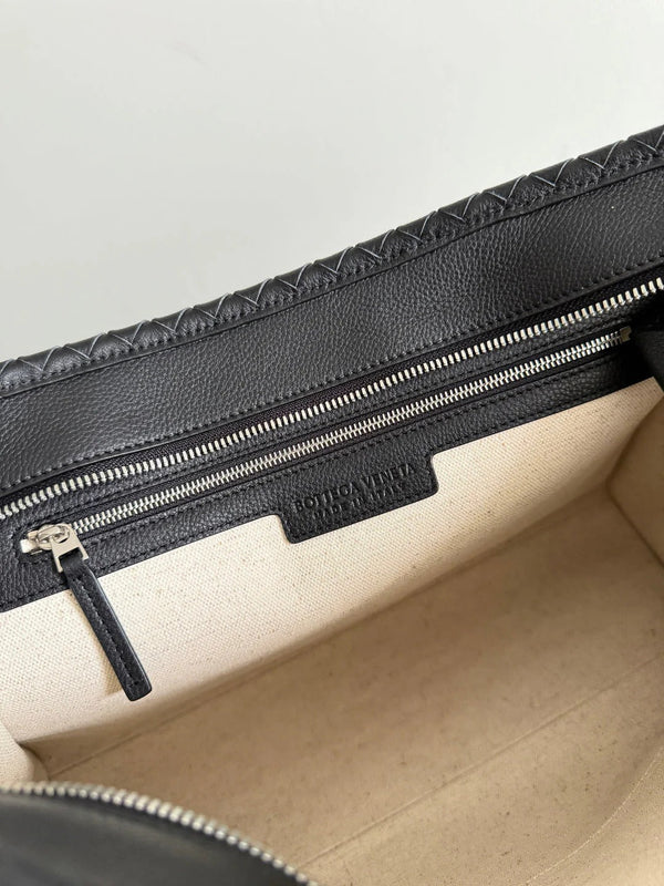 Bottega Veneta 2026 Corriere Zipped Messenger Bag Black Calfskin 136949