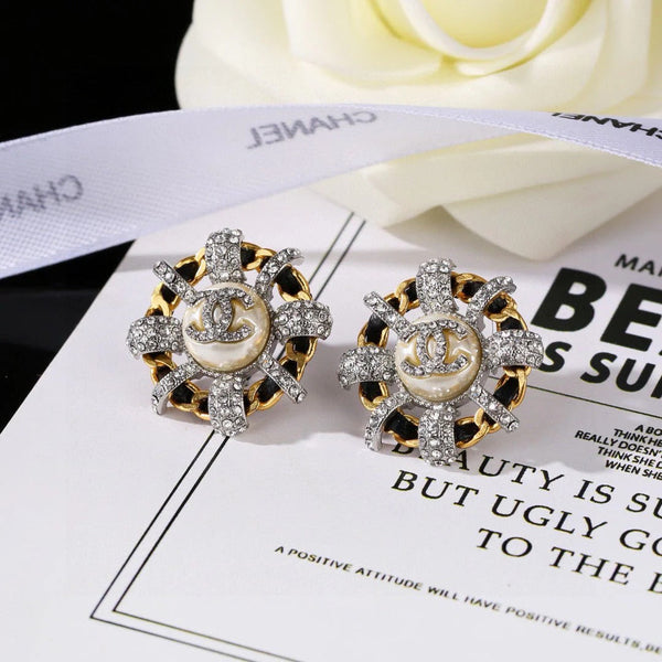 Boucle d'oreille clou mini CC en or et diamant noir