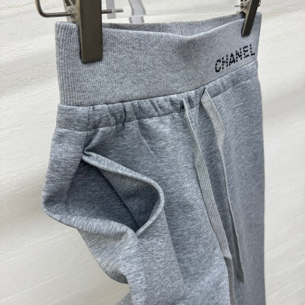 Pantalon décontracté en coton avec ceinture ornée de strass Chanel 2026 356983