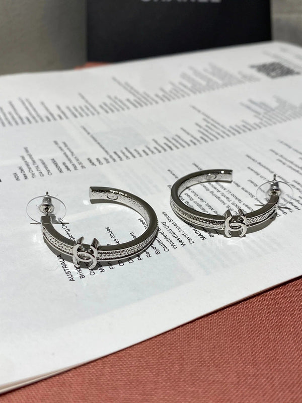 Boucles d'oreilles créoles circulaires os de serpent CC Double C