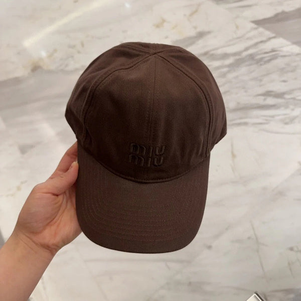 CAPPELLINO DA BASEBALL MM IN TESSUTO MARRONE SCURO CON LOGO RICAMATO STILE 7