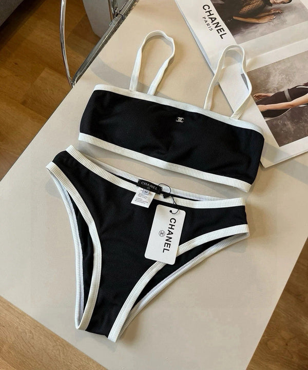 Completo costume da bagno bikini CC con finiture nere e bianche 633212
