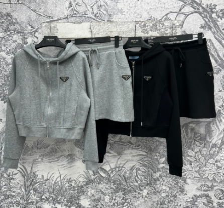 Completo giacca con cappuccio e gonna Prada 25 in cotone nero e grigio