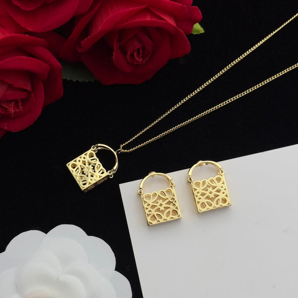 ORECCHINI A PERNO IN ORO CON BORSA ANAGRAM