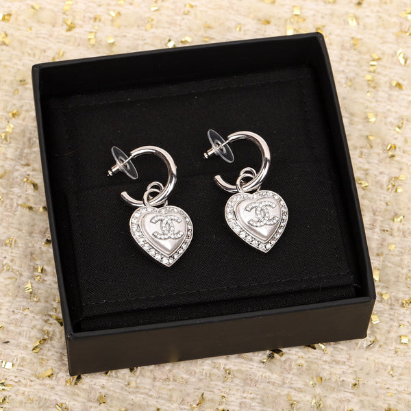 ORECCHINI A FORMA DI CUORE CON DOPPIA C IN ARGENTO E DIAMANTI