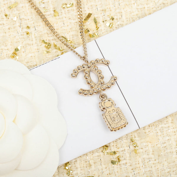 COLLANA IN ORO CON PENDENTE A FORMA DI BOTTIGLIA DI PROFUMO CHANE