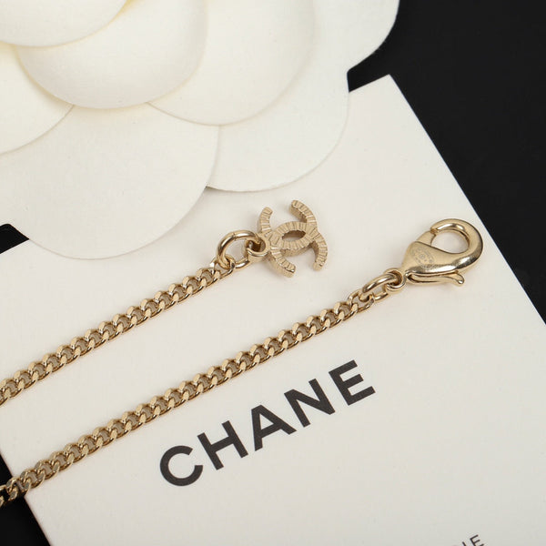 COLLANA IN ORO CON PENDENTE A FORMA DI BOTTIGLIA DI PROFUMO CHANE