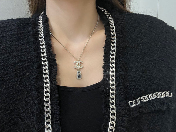 COLLANA IN ORO CON PENDENTE A FORMA DI BOTTIGLIA DI PROFUMO CHANE