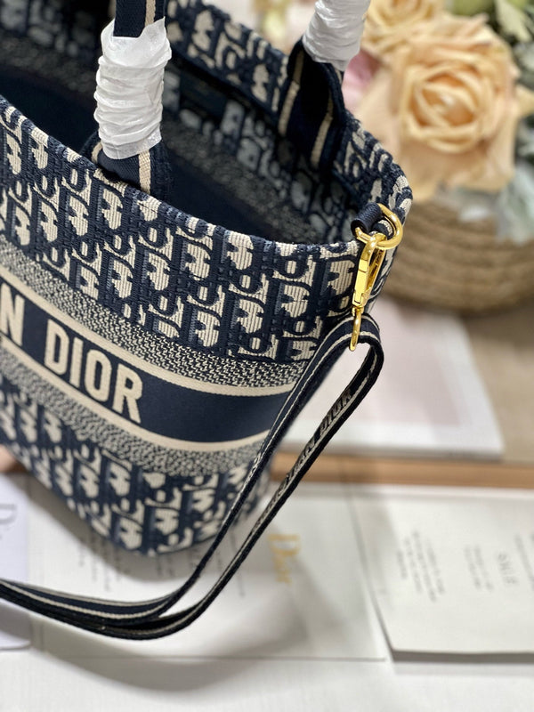 CD NUOVA BORSA CESTINO RICAMO OBLIQUO BLU
