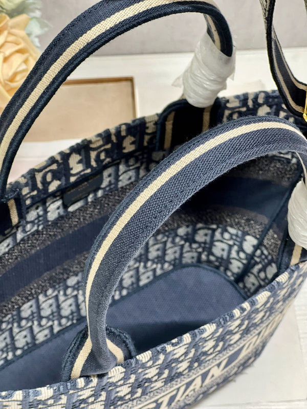 CD NUOVA BORSA CESTINO RICAMO OBLIQUO BLU
