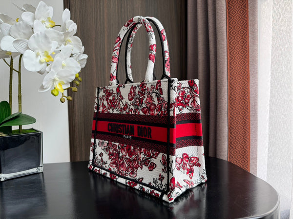 Piccola borsa porta CD/libro da 26,5 cm con ricamo a farfalla a forma di cuore bianco e rosso
