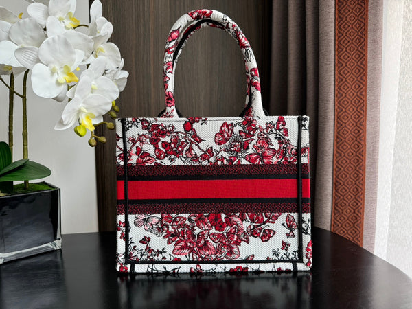 Piccola borsa porta CD/libro da 26,5 cm con ricamo a farfalla a forma di cuore bianco e rosso