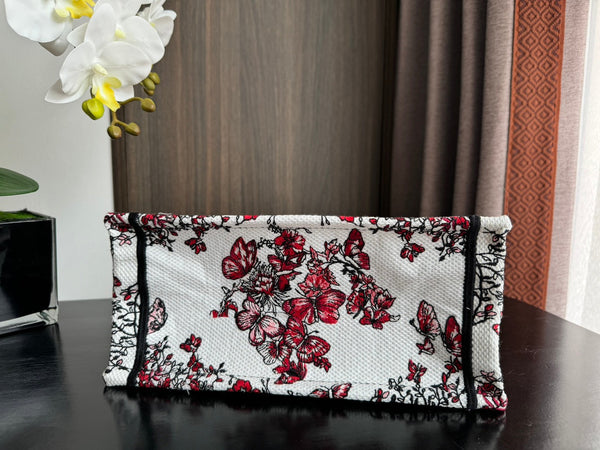 Piccola borsa porta CD/libro da 26,5 cm con ricamo a farfalla a forma di cuore bianco e rosso