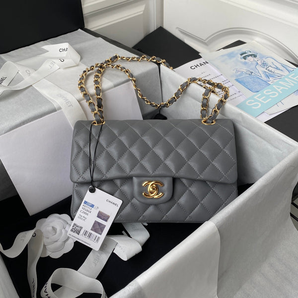 Borsa media classica con patta 23 cm in pelle di agnello grigia con finiture dorate 