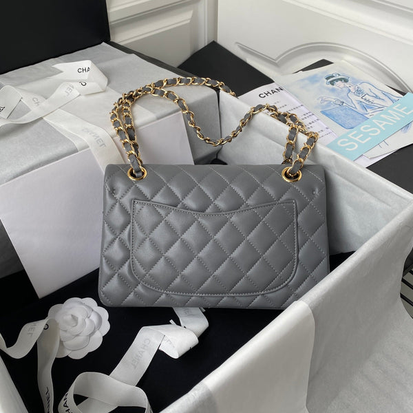 Borsa media classica con patta 23 cm in pelle di agnello grigia con finiture dorate 
