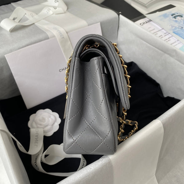Borsa media classica con patta 23 cm in pelle di agnello grigia con finiture dorate 