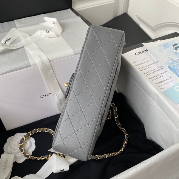 Borsa media classica con patta 23 cm in pelle di agnello grigia con finiture dorate 