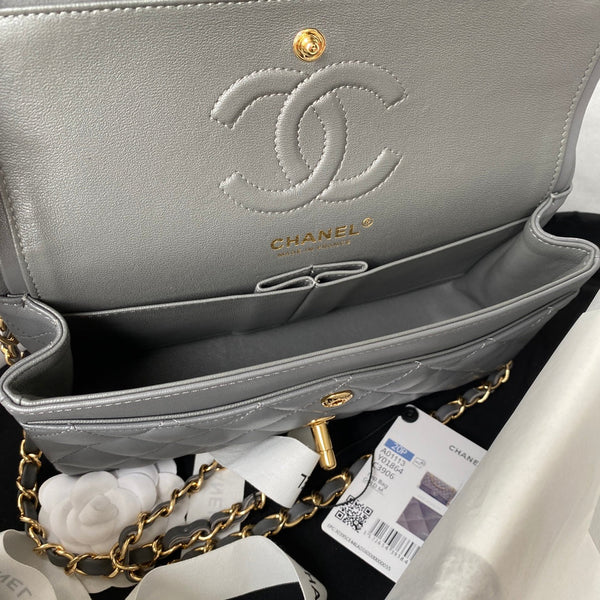 Borsa media classica con patta 23 cm in pelle di agnello grigia con finiture dorate 