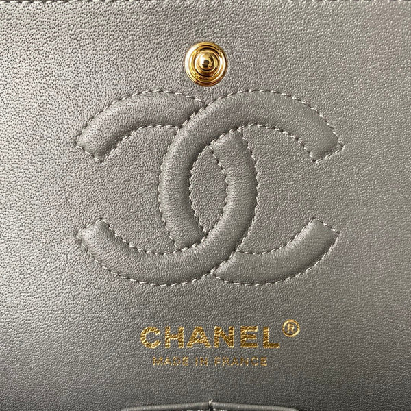 Borsa media classica con patta 23 cm in pelle di agnello grigia con finiture dorate 