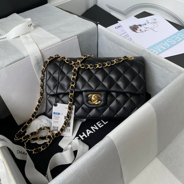 Borsa media classica con patta 23 cm in pelle di agnello nera con finiture dorate 