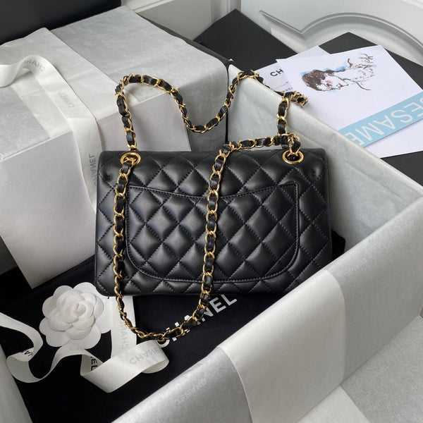 Borsa media classica con patta 23 cm in pelle di agnello nera con finiture dorate 
