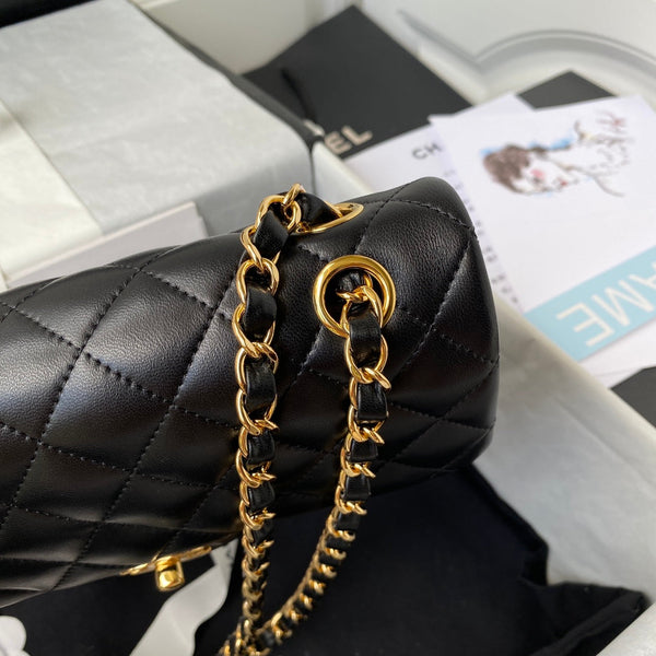 Borsa media classica con patta 23 cm in pelle di agnello nera con finiture dorate 