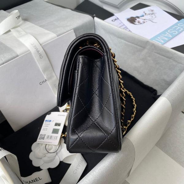 Borsa media classica con patta 23 cm in pelle di agnello nera con finiture dorate 