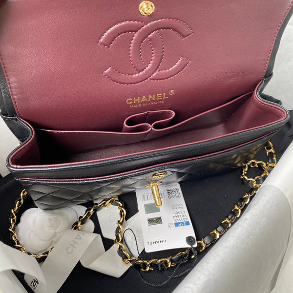 Borsa media classica con patta 23 cm in pelle di agnello nera con finiture dorate 