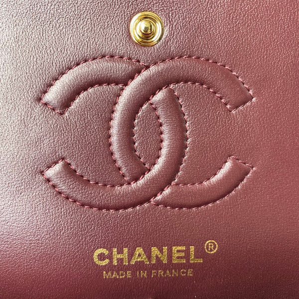 Borsa media classica con patta 23 cm in pelle di agnello nera con finiture dorate 