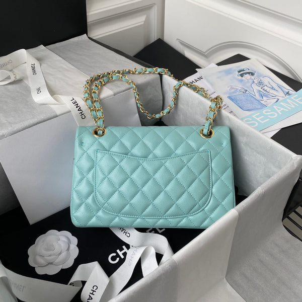 Borsa media classica con patta 23 cm, hardware oro caviale blu cielo 