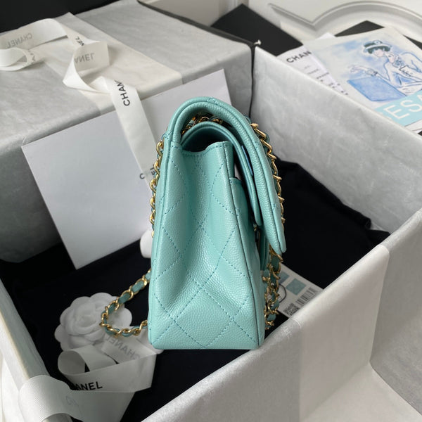 Borsa media classica con patta 23 cm, hardware oro caviale blu cielo 