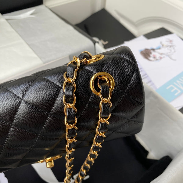 Borsa media classica con patta 23 cm, hardware nero caviale dorato 