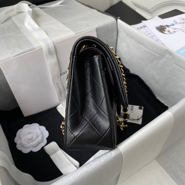 Borsa media classica con patta 23 cm, hardware nero caviale dorato 