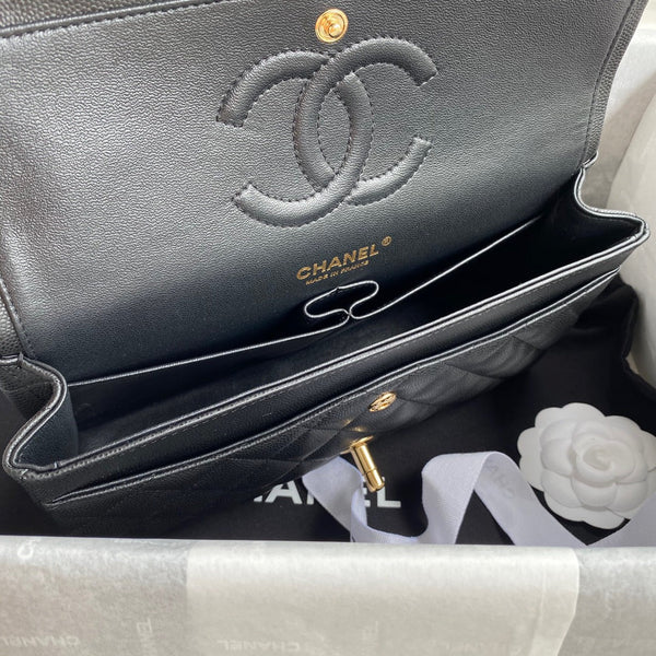 Borsa media classica con patta 23 cm, hardware nero caviale dorato 