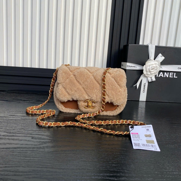 Borsa Chanel mini Flap in pelle di agnello e shearling color oro, metallo beige marrone