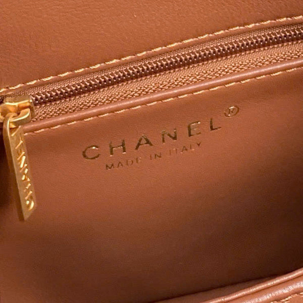 Borsa Chanel mini Flap in pelle di agnello e shearling color oro, metallo beige marrone