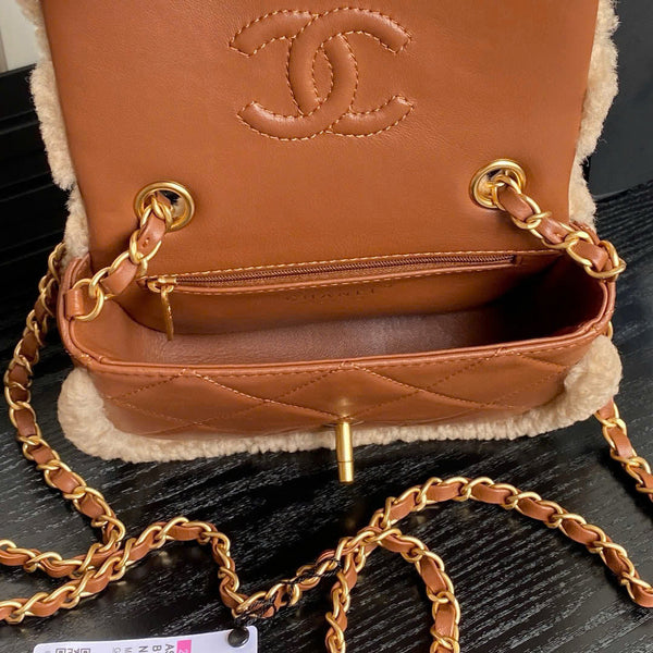 Borsa Chanel mini Flap in pelle di agnello e shearling color oro, metallo beige marrone