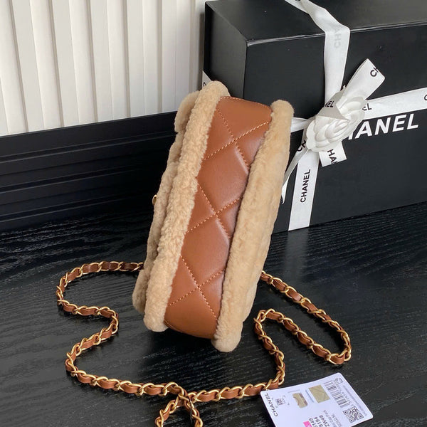 Borsa Chanel mini Flap in pelle di agnello e shearling color oro, metallo beige marrone
