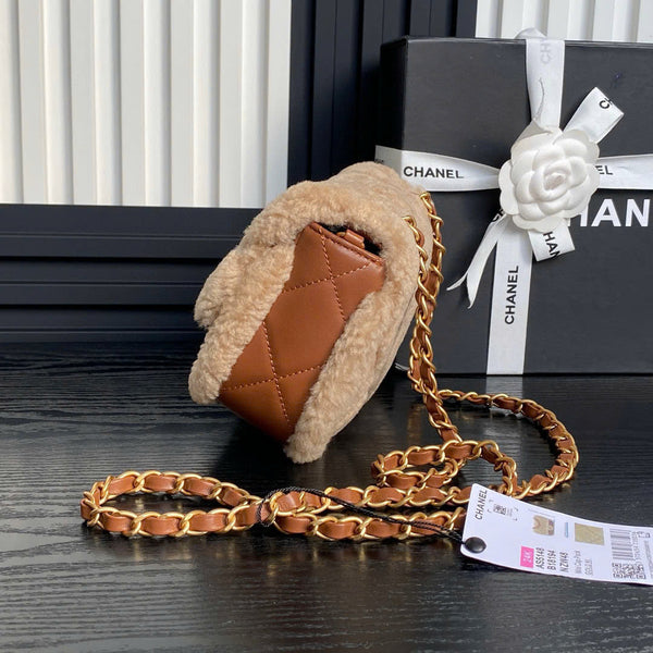 Borsa Chanel mini Flap in pelle di agnello e shearling color oro, metallo beige marrone