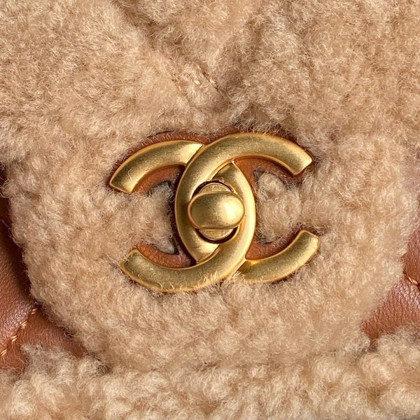 Borsa Chanel mini Flap in pelle di agnello e shearling color oro, metallo beige marrone