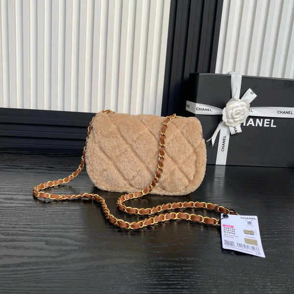 Borsa Chanel mini Flap in pelle di agnello e shearling color oro, metallo beige marrone